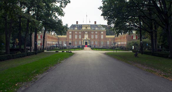 photo of front gate of Slot Zeist in Zeist, the Netherlands.
