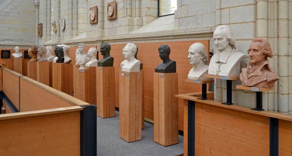 Gallery of busts.