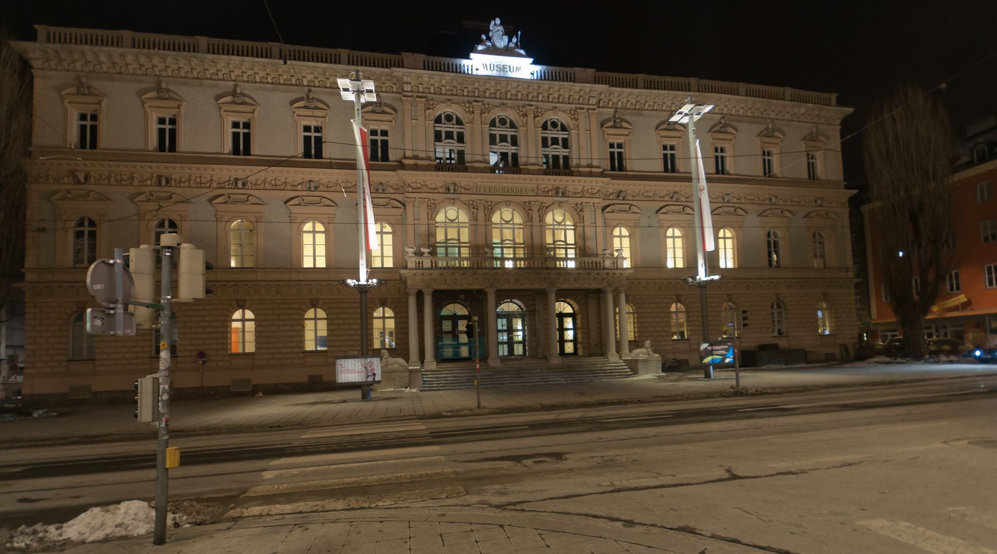 Außenansicht des Tiroler Landesmuseums in der gleichnamigen Museumstraße