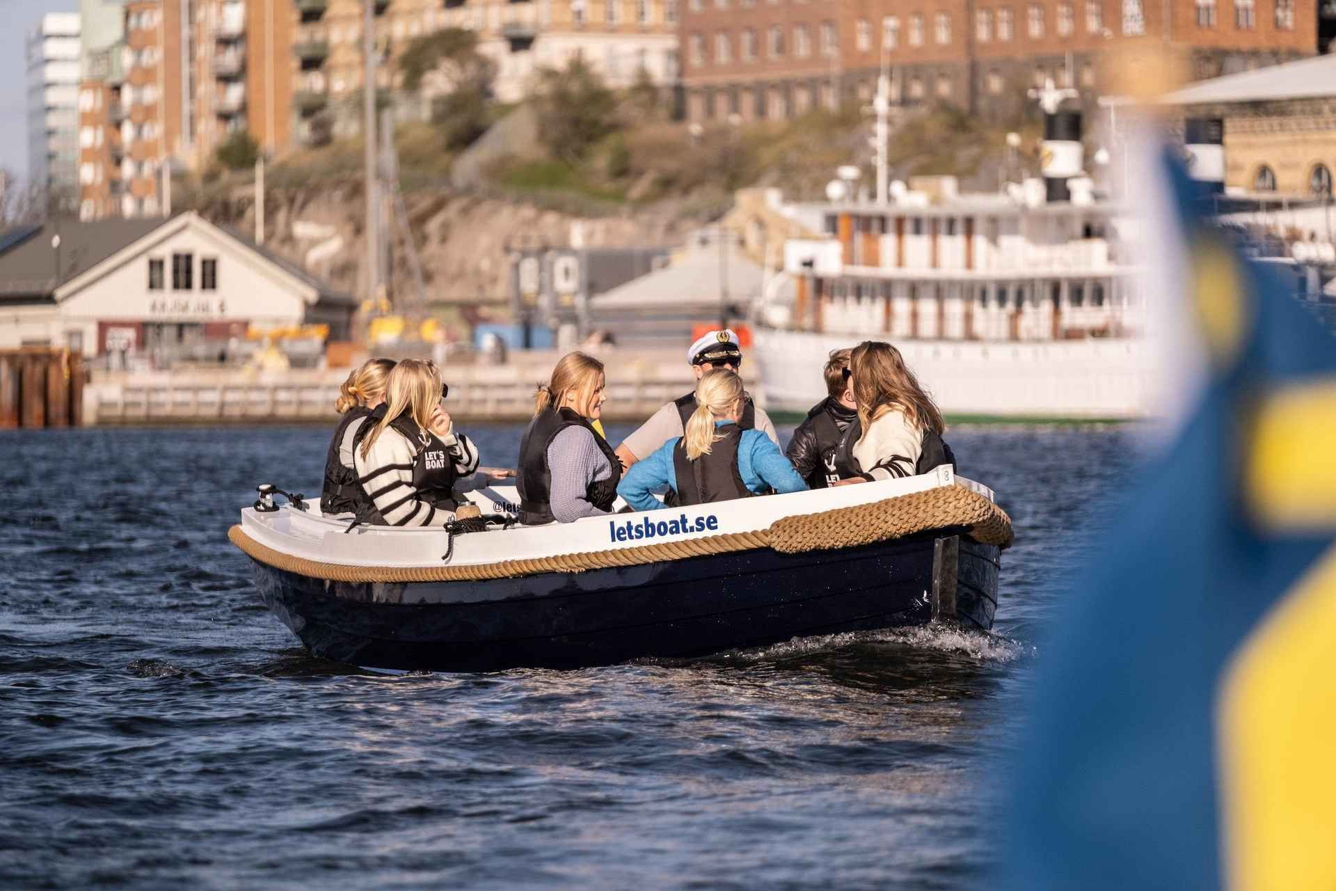 Gothenburg city center: Electric selfdrive boat tour