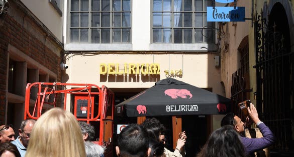 Photo of people standing in line to photograph "Jeanneke Pis" in front of the Delirium Café in the old centre of Brussels.