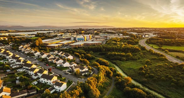 photo  of view of Aerial view on dense residential area with comfortable houses in a city suburb area. Galway town, Ireland. Cloudy sky. Growth and development concept. Property market and investment portfolio theme.
