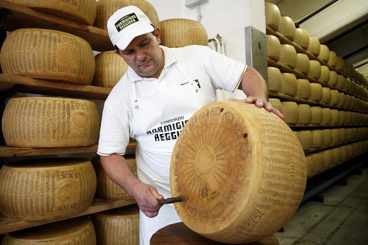 From Parma: Parmigiano Reggiano Farm Tour & Tasting with Transfer