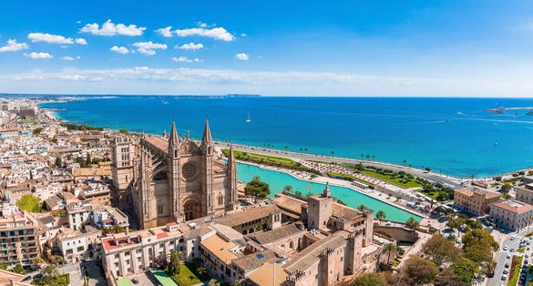 Photo of aerial view of La Seu, the gothic medieval cathedral of Palma de Mallorca in Spain.