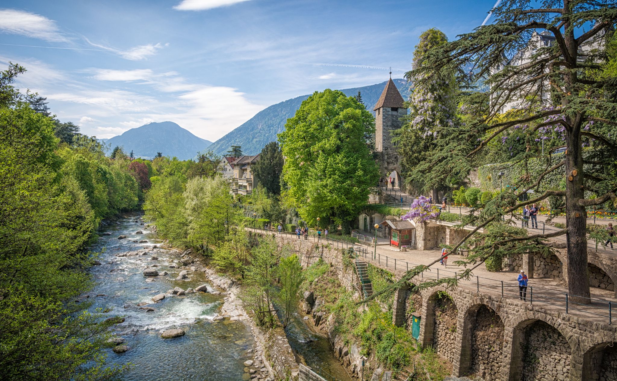The most beautiful promenade in Merano is, however, the Tappeiner Trail. Along the way you can admire the characteristic South Tyrolean historic buildings