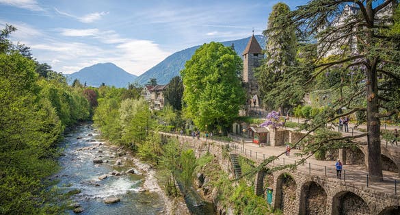 The most beautiful promenade in Merano is, however, the Tappeiner Trail. Along the way you can admire the characteristic South Tyrolean historic buildings