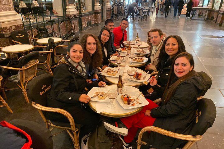 Brussels Chocolate Beer Waffle and Belgian Whiskey All-in-One (Small Group) Tour