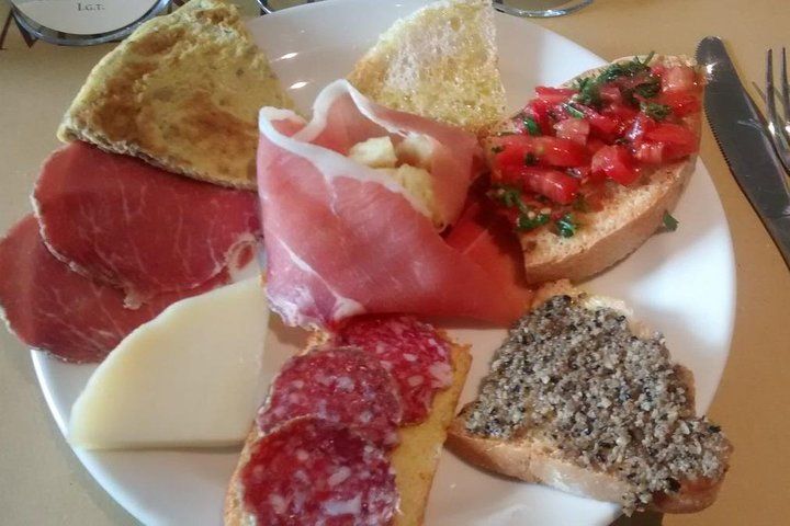 Montefalco: Winery and Oil Mill Tour in with Light Lunch