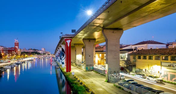 Photo of "Callalily" mural by Italian artist Pep Marchegiani on a motorway pylon.