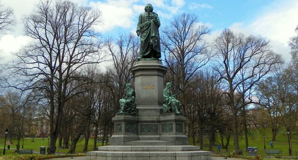 photo of statue of Carl von Linné in Humlegården in Stockholm, Sweden.