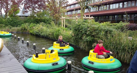 photo of kids having fun in Vogelpark Avifauna in alphen aan den rijn, Netherlands.