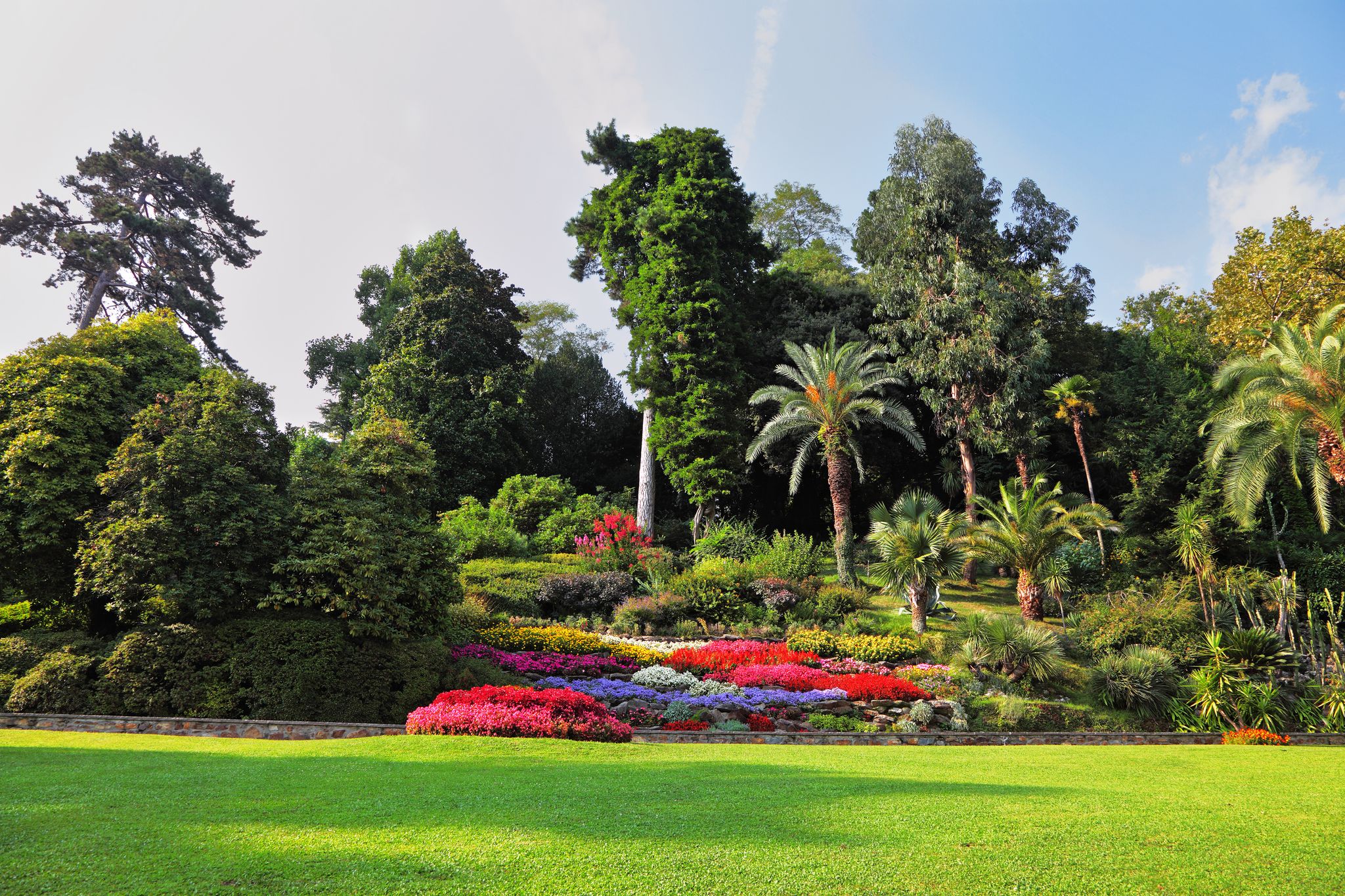 Magnificent park with fountains, statues, flower beds. Lake Como, Villa Carlotta