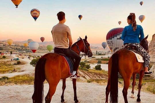 Balade à cheval de 2 heures en Cappadoce au coucher du soleil