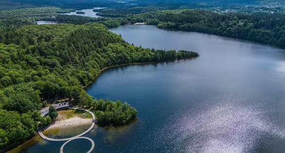 Elevated perspective of Vestre Søbad, Silkeborg, Denmark. A harmonious blend of modern architecture and natural beauty, the lakeside retreat offers a serene escape nestled in the heart of Jutland.