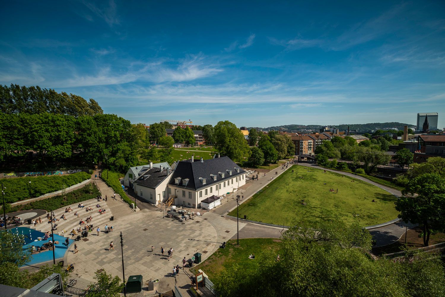 Nedre Foss park, Grünerløkka, med hovedbygningen Nedre Foss gård og siloen Grünerløkka studenhus