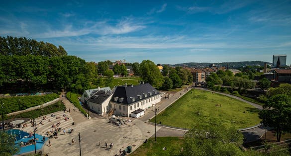 Nedre Foss park, Grünerløkka, med hovedbygningen Nedre Foss gård og siloen Grünerløkka studenhus