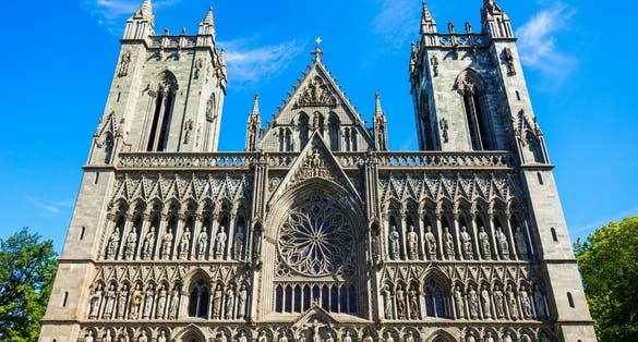 Photo of the western facade of Nidaros Cathedral in Trondheim, Norway, with a considerable quantity of sculptures with the image sacred, kings and bishops.