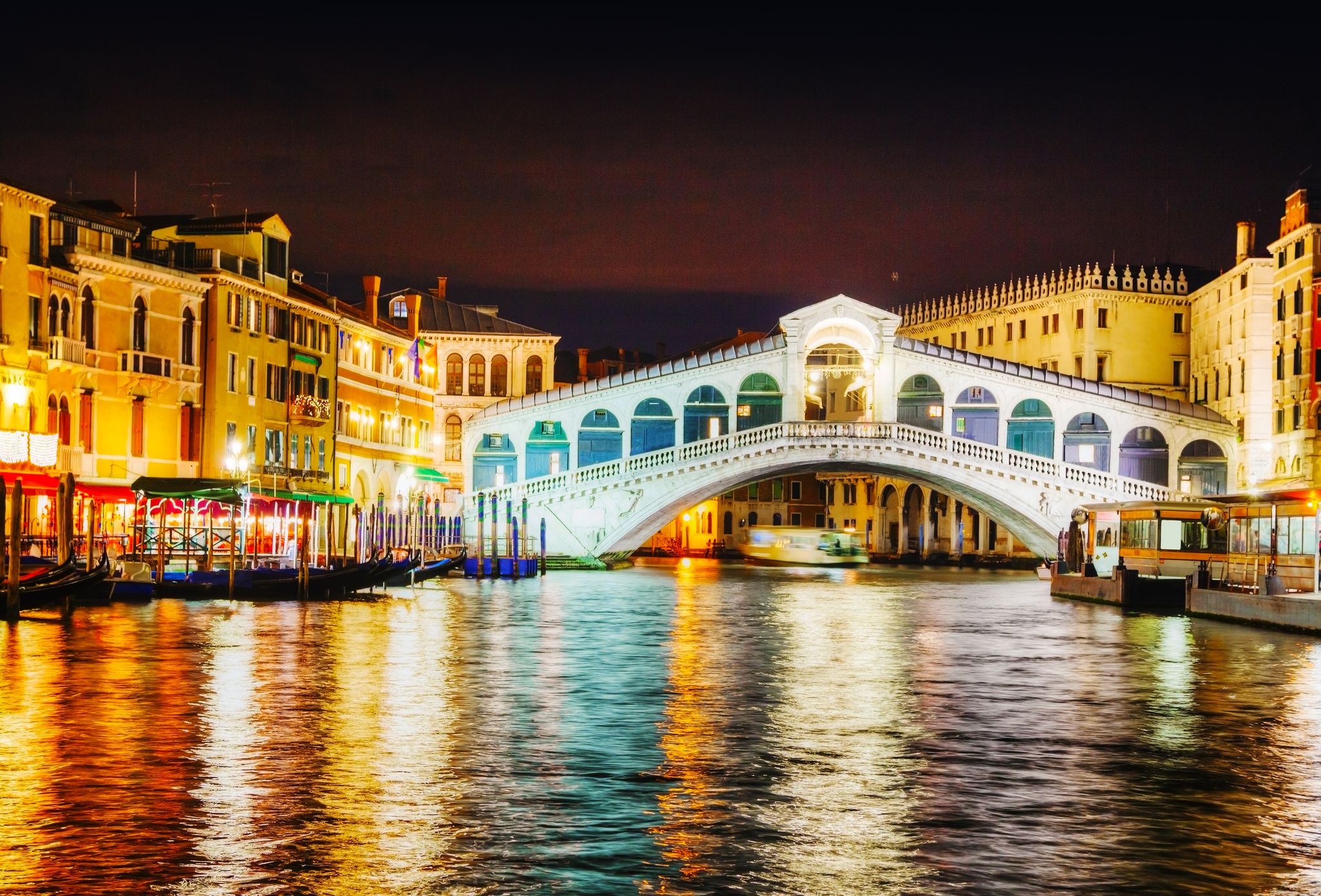 photo of rialto bridge (ponte di rialto) in Venice, Italy at night time.