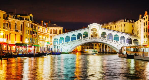 photo of rialto bridge (ponte di rialto) in Venice, Italy at night time.