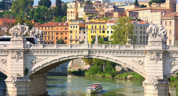 Bridge Il Tevere a Ponte Vittorio Emanuele II in Rome, Italy.