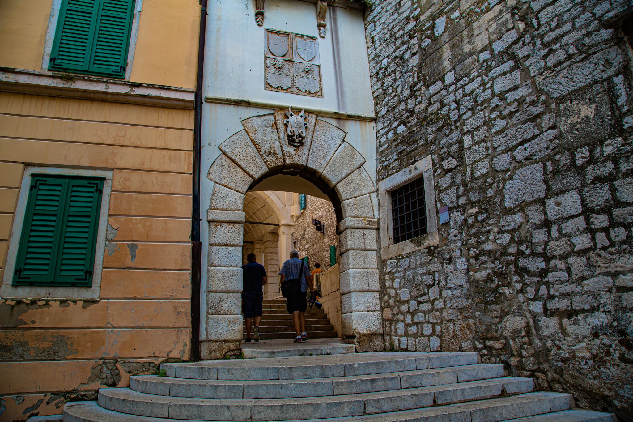 Calles, callejones y esquinas con pavimento de piedra y pintorescas escaleras de Sibenik