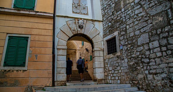 Calles, callejones y esquinas con pavimento de piedra y pintorescas escaleras de Sibenik