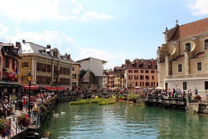 Private 2-hour Walking Tour of Annecy with official tour guide