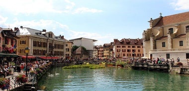 Private 2-hour Walking Tour of Annecy with official tour guide