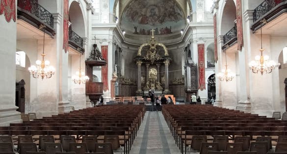 The interior of the Notre-Dame-de-la-Gloriette church .