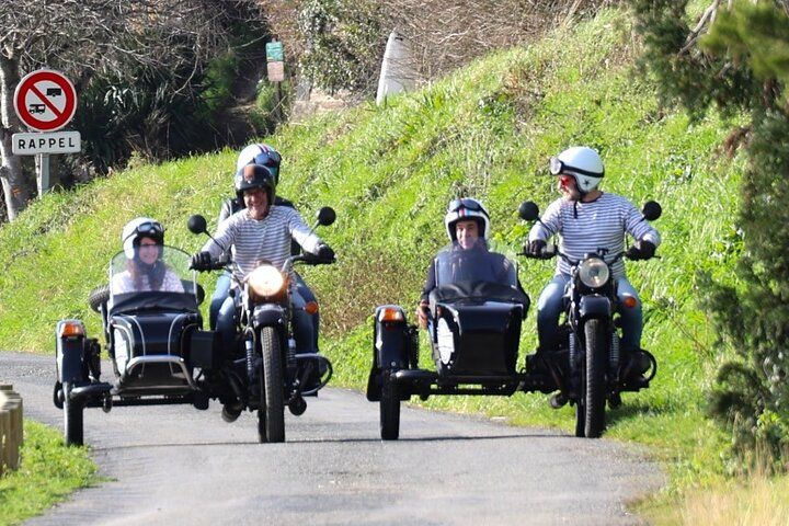 DE Saint Malo to Cancale EN vintage sidecar with driver