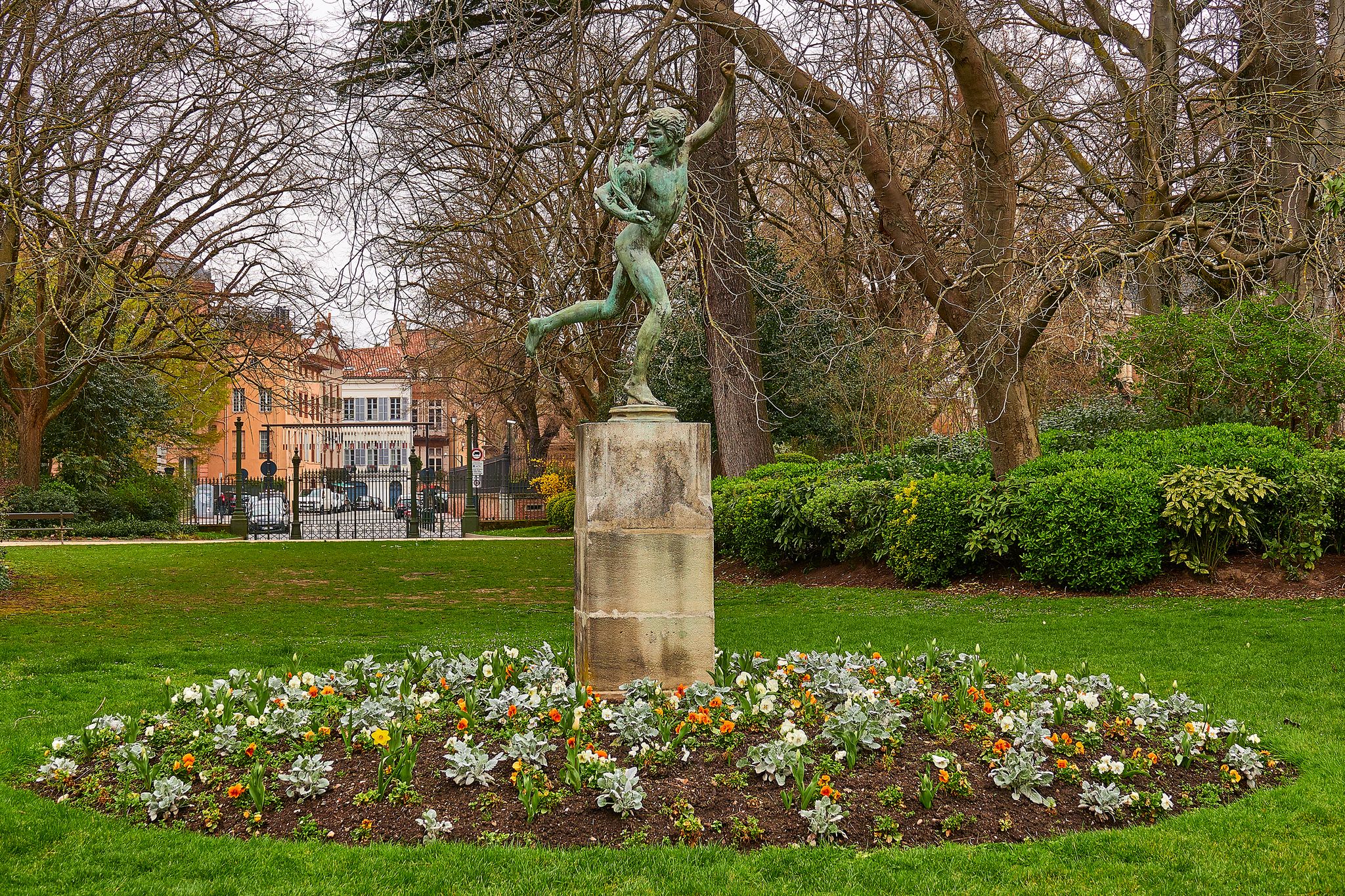 photo of a statue at the Grand Rond is public garden located in Toulouse, France.