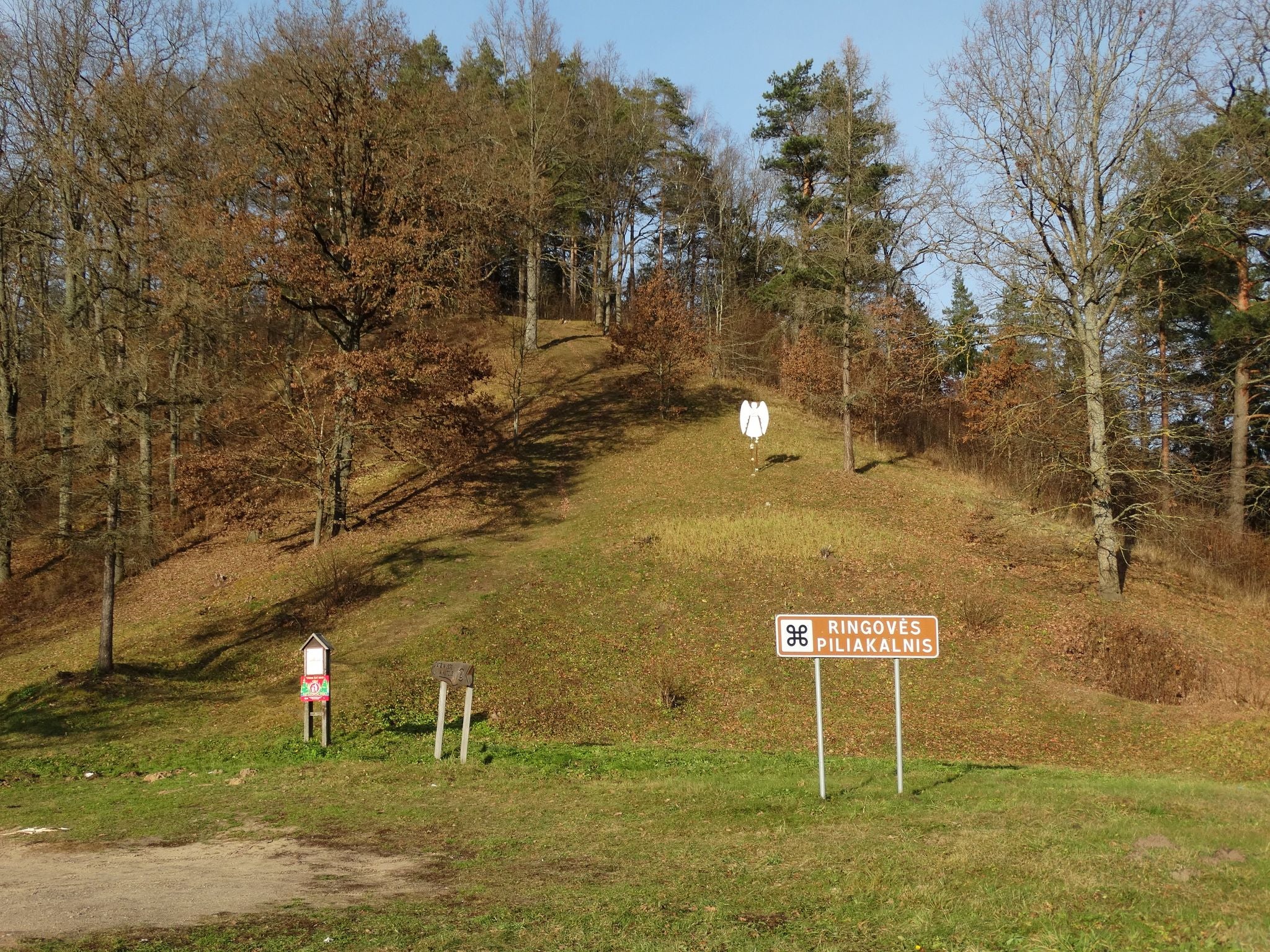 Ringove mound (Ringoves piliakalnis) in Lithuania