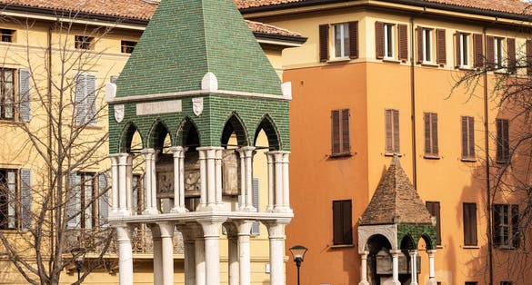 Bologna, two Medieval tombs in Piazza San Domenico. Tomb of glossator Egidio Foscherari and tomb of Rolandino dei Passaggeri. Emilia-Romagna, Italy, Europe.