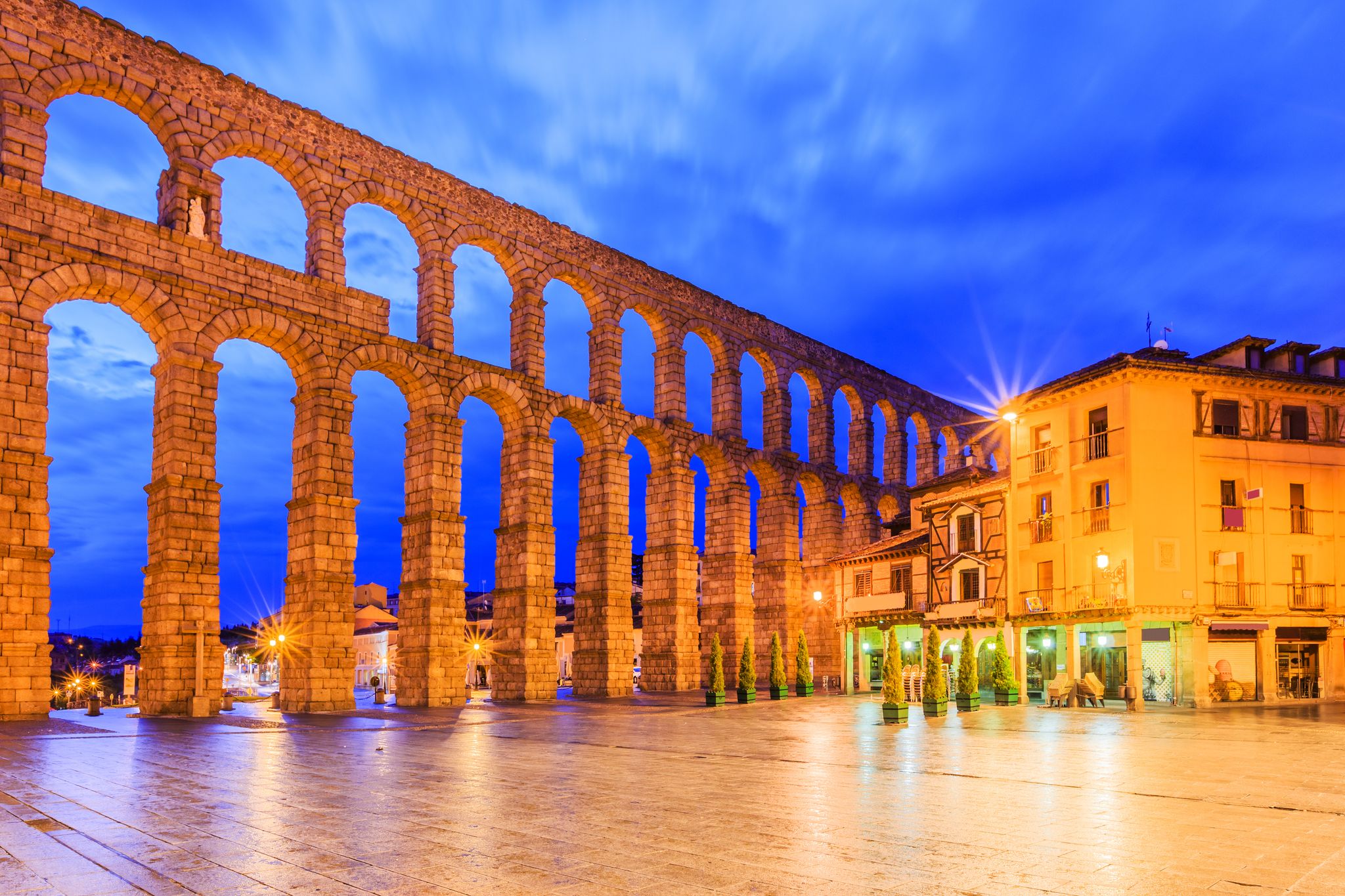 Photo of Plaza del Azoguejo and the ancient Roman aqueduct at night, Segovia, Spain.