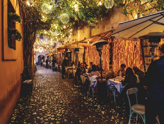 persons-eating-food-in-rome-restaurant-outside.jpg