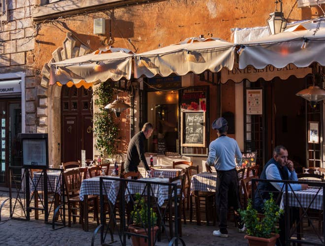trastevere-trattoria-with-persons-in-rome.jpg