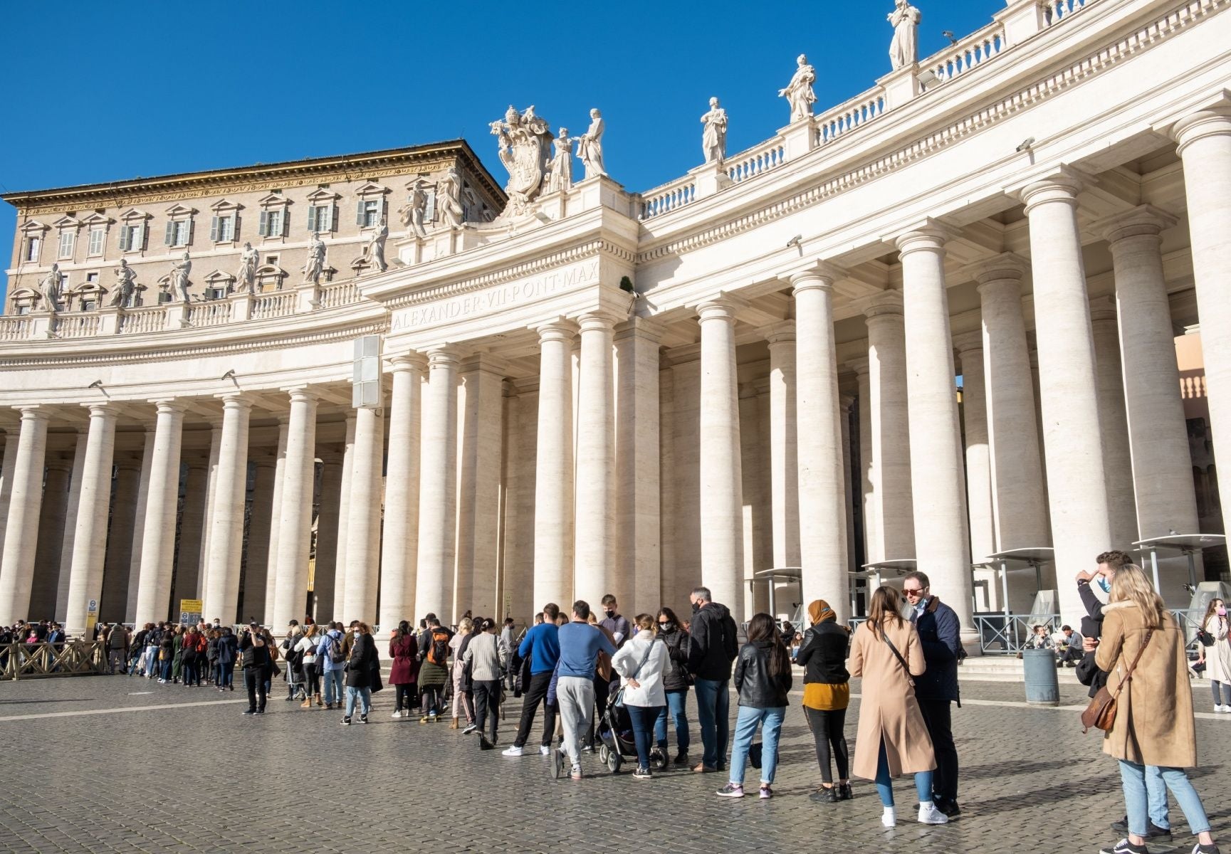 vatican-museum-persons-in-line-in-rome-in-winter.jpg
