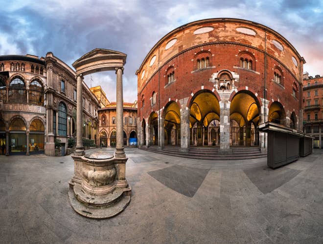 Panorama of Palazzo della Ragione and Piazza dei Mercanti in the Morning, Milan, Italy.jpg
