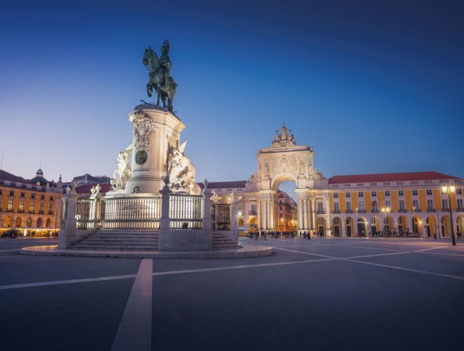 praca-do-comercio-with-king-dom-jose-i-statue-and-rua-augusta-arch.jpg