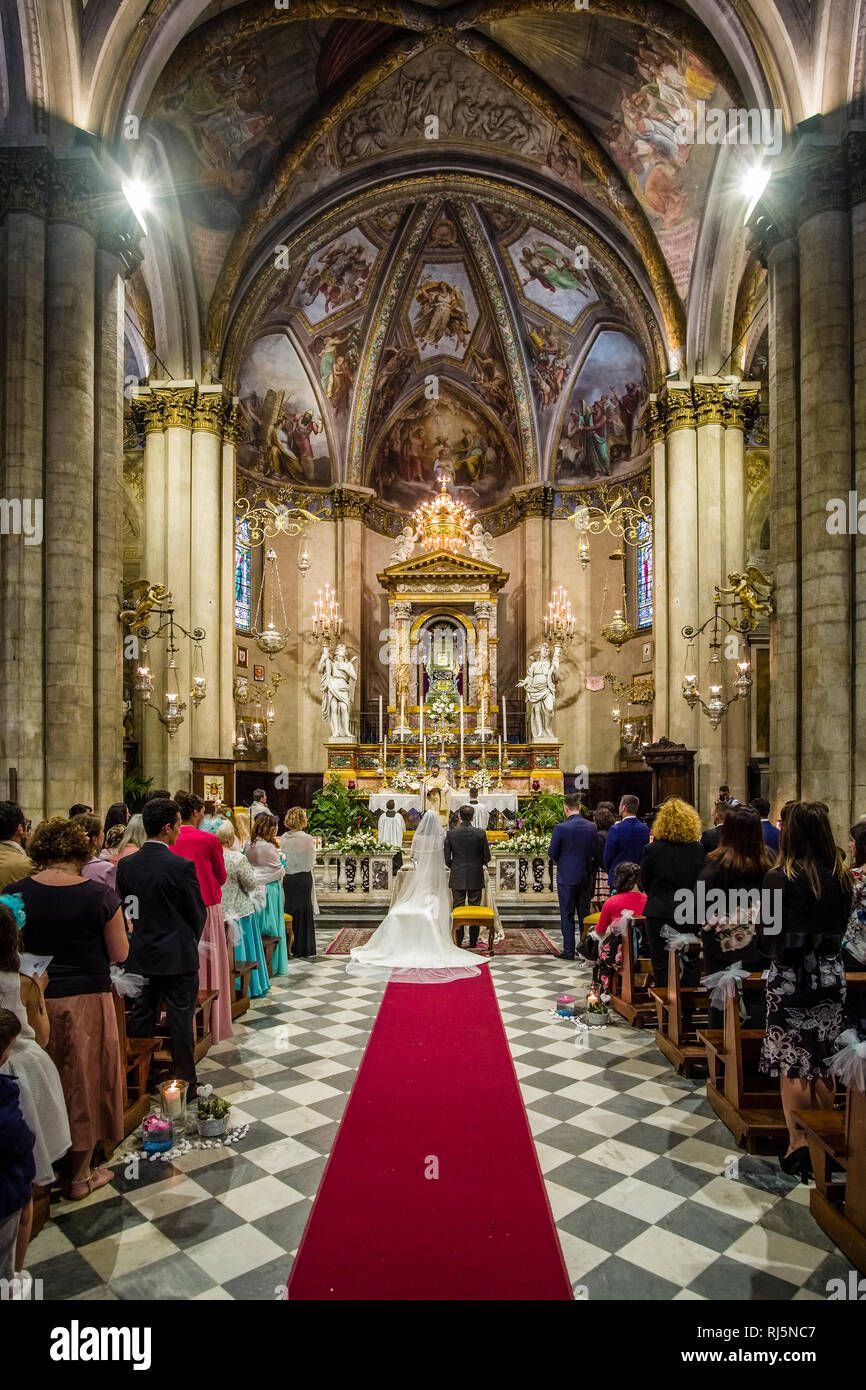 photo of view Cerimonia di matrimonio all'interno del Duomo di Arezzo, Cattedrale di Ss. Donato e Pietro, Duomo di Arezzo, Italy.