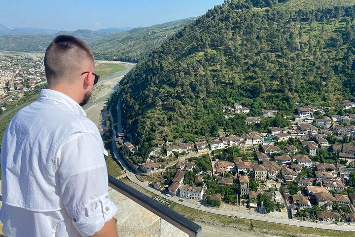 Tour UNESCO della città di Berat, il Castello e il lago Belshi- Da Tirana