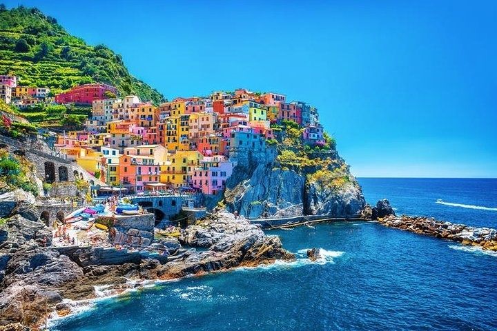 Bright seaside village in Cinque Terre, Italy, with rainbow-colored homes and a stunning ocean view..jpg