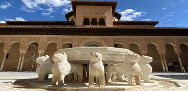Granada: Alhambra & Generalife Fast-Track Guided Tour