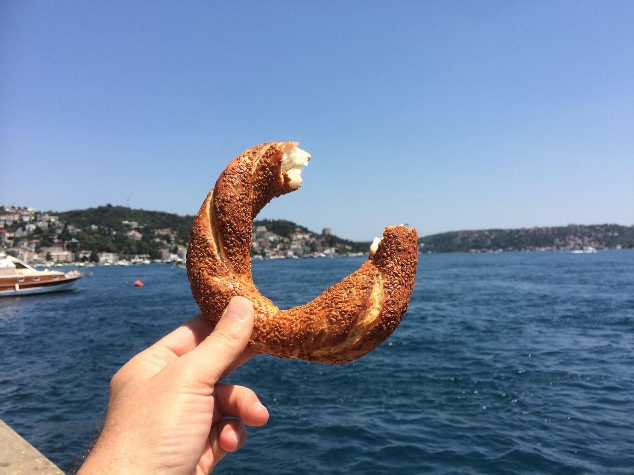 simit-pleasure-in-the-bosphorus-1545183_1280.jpg