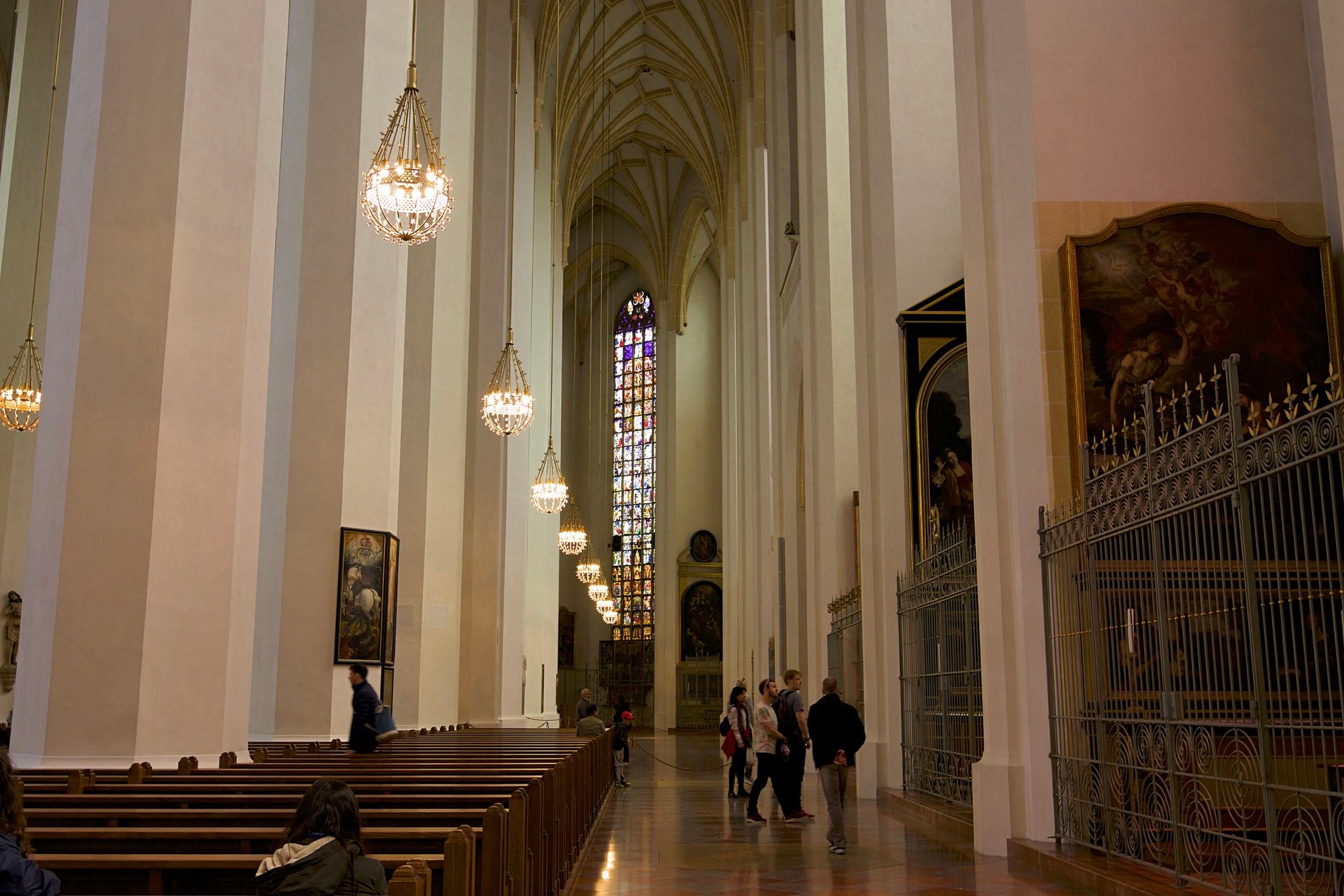 Right aisle to the east with side chapels
