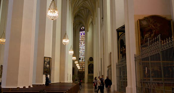 Right aisle to the east with side chapels