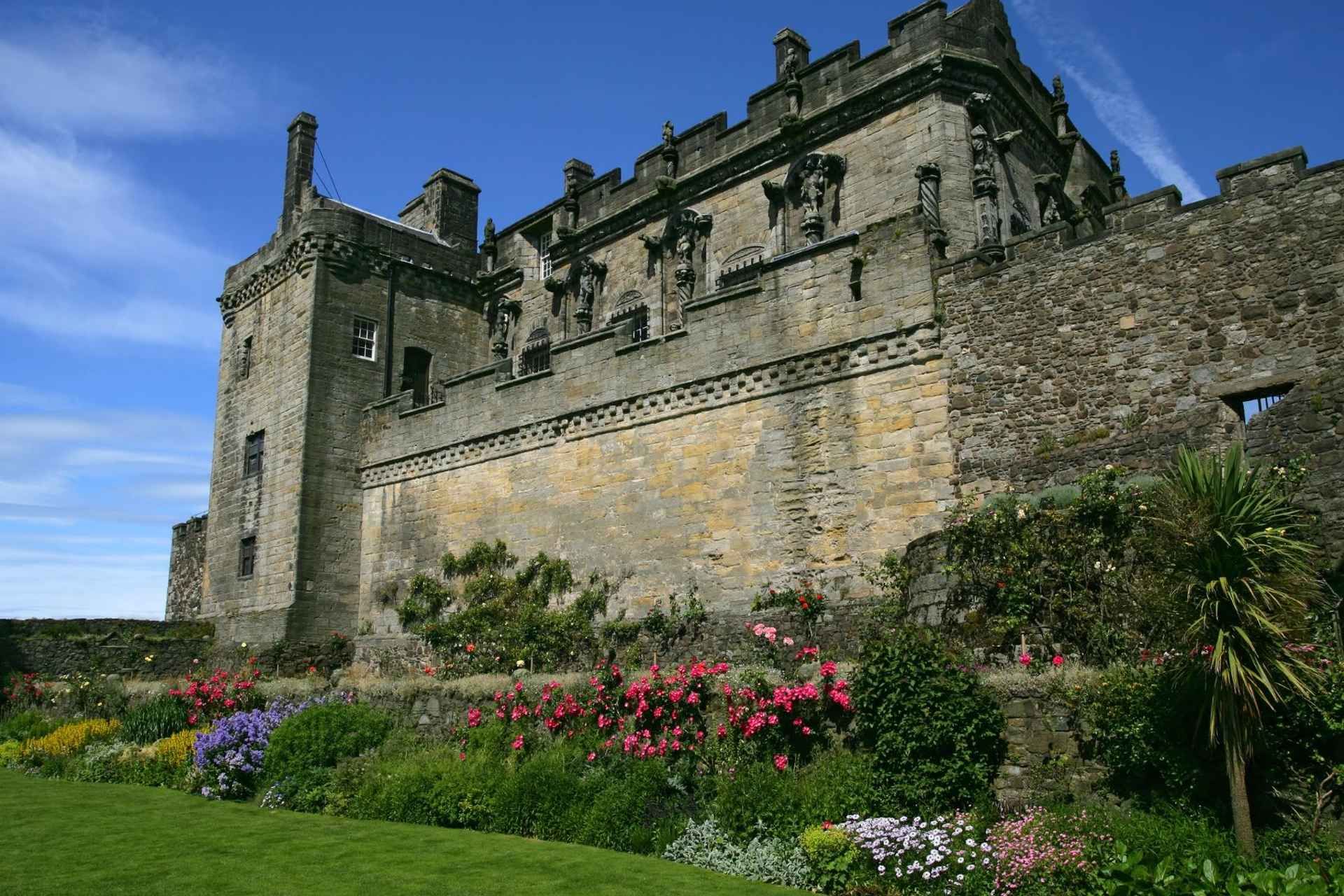 Glasgow: Stirling Castle, Loch Lomond Walk, and Whisky Tour