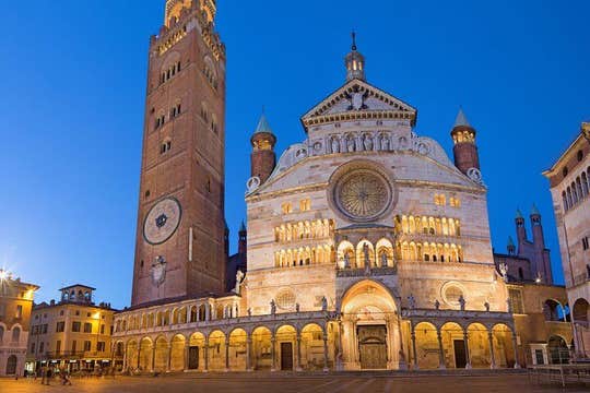 Cremona private guided walking tour with the Violin Museum