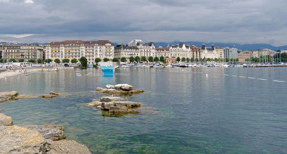 Photo of waterfront view from Bains des Paquis in Geneva, Switzerland.