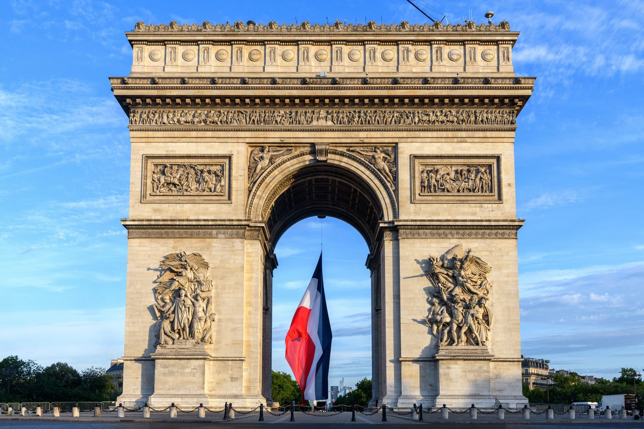 Photo of Arc de Triomphe  Early in the morning with the French flag, France.
